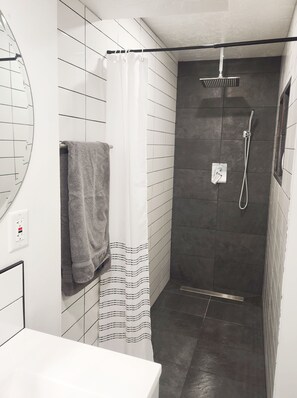 Bathtub, towels, soap, shampoo