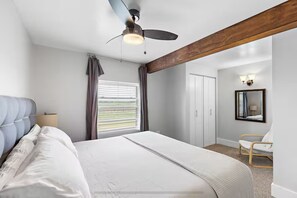 2 bedrooms, desk, WiFi, bed sheets