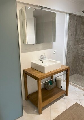 Dusche, Haartrockner, Handtücher, Seife