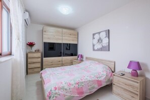 4 chambres, bureau, chambres insonorisées, fer et planche à repasser