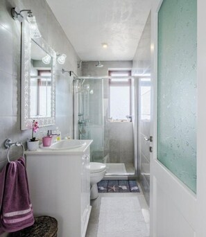 Baignoire, sĂšche-cheveux, serviettes fournies, savon