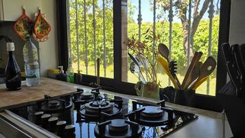 Køleskab, mikrobølgeovn, ovn, kogeplade