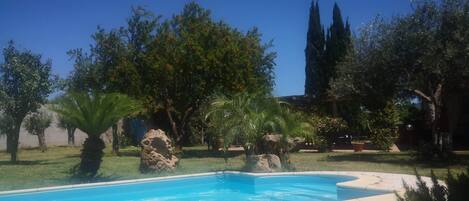 Una piscina al aire libre