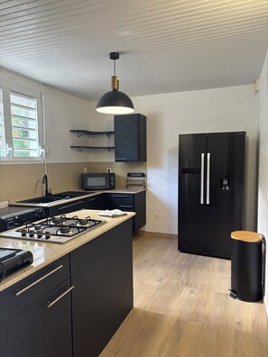 Fridge, microwave, oven, stovetop - The Bay - Villa Ansalane Sea View (Les Trois-Îlets)