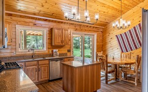 Fridge, microwave, oven, stovetop - Ptarmigan Ranch- Large family home, on the way to Yellowstone (Cody)