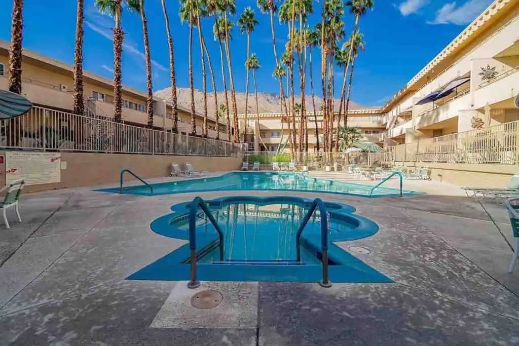 Modern 2br/2ba in downtown building