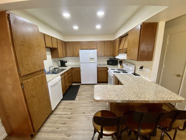 Fridge, microwave, oven, stovetop - The Peaceful Pelican is close to town and just a 5 min walk to the beach! (Brookings)