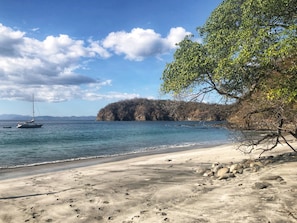 Plage à proximité, chaises longues, serviettes de plage