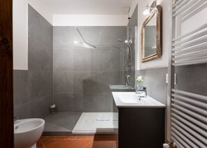 Douche, sèche-cheveux, bidet, serviettes fournies