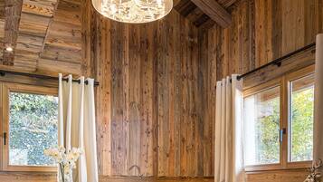 TV connectée, cheminée, baby-foot, livres