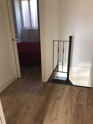 2 عدّة غرف نوم ومكواة/لوح كي وواي فاي مجانًا وملاءات أسرّة