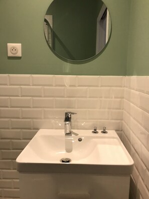 Shower, towels, toilet paper