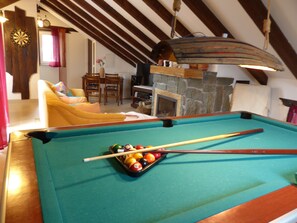 Smart TV, fireplace, DVD player, table tennis