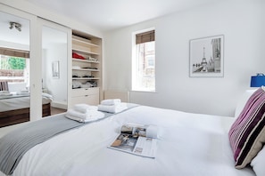 1 bedroom, premium bedding, desk, laptop workspace