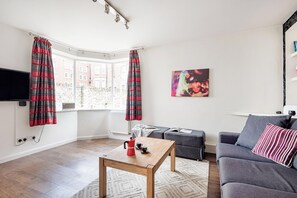 Apartment (1 Bedroom) | Living area | 24-inch TV with cable channels - Islington Charm (London)