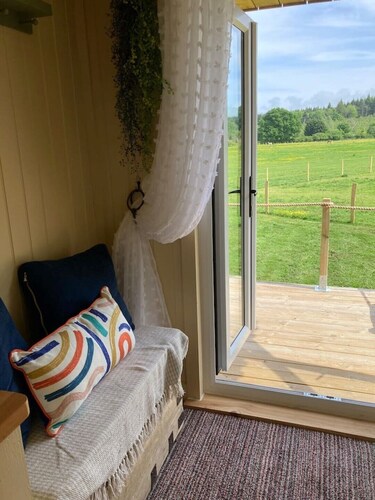 Neddys Rest, Repurposed Horse Box, Luxury Stay