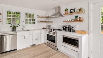 Køleskab, mikrobølgeovn, ovn, kogeplade