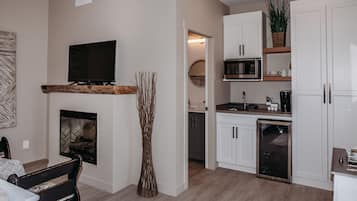 #5 - New Lodge King - Kitchenette - Pets Allowed | Individually decorated, individually furnished, iron/ironing board