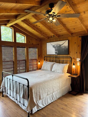 2 bedrooms, free WiFi, bed sheets - Stargazer Chalet, Two Bedroom Cabin with Wifi (Three Rivers)