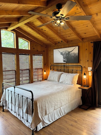 2 bedrooms, free WiFi, bed sheets. Stargazer Chalet, Two Bedroom Cabin with Wifi