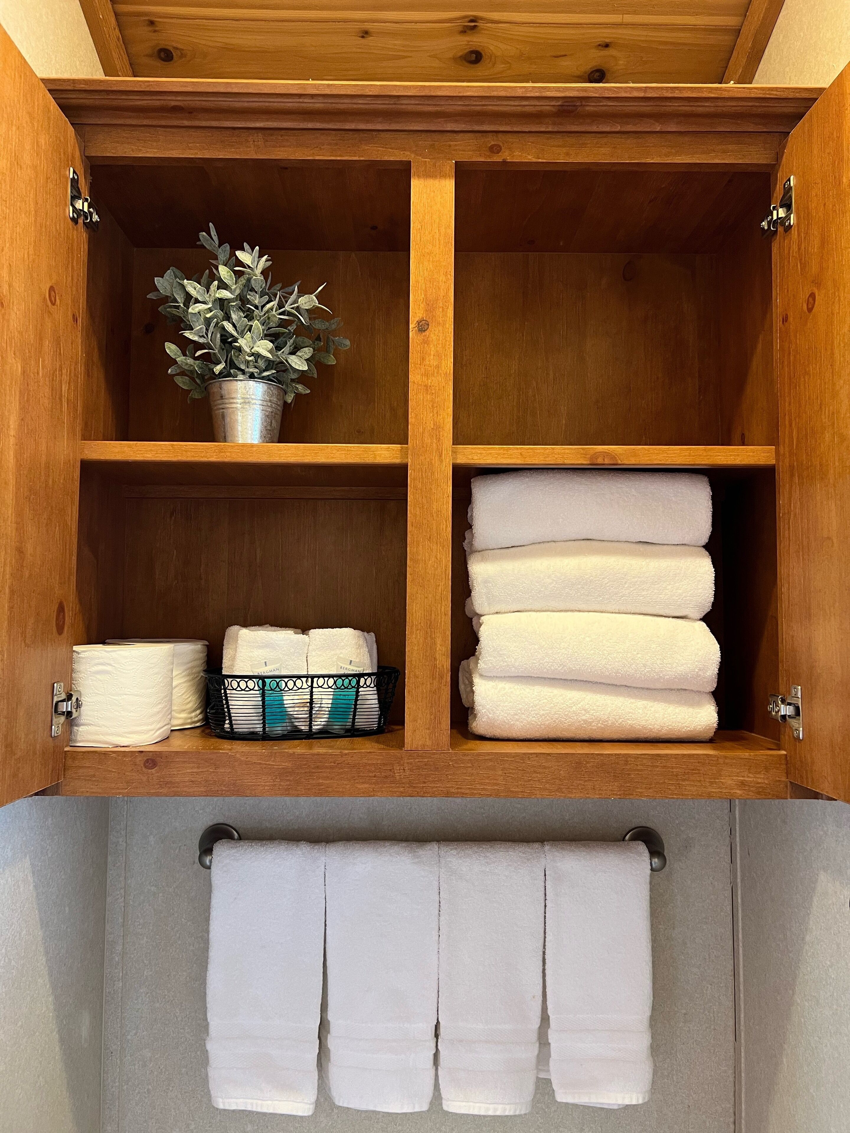 Douche, serviettes fournies, savon, shampoing
