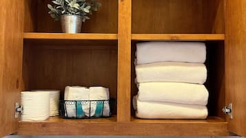 Douche, serviettes fournies, savon, shampoing