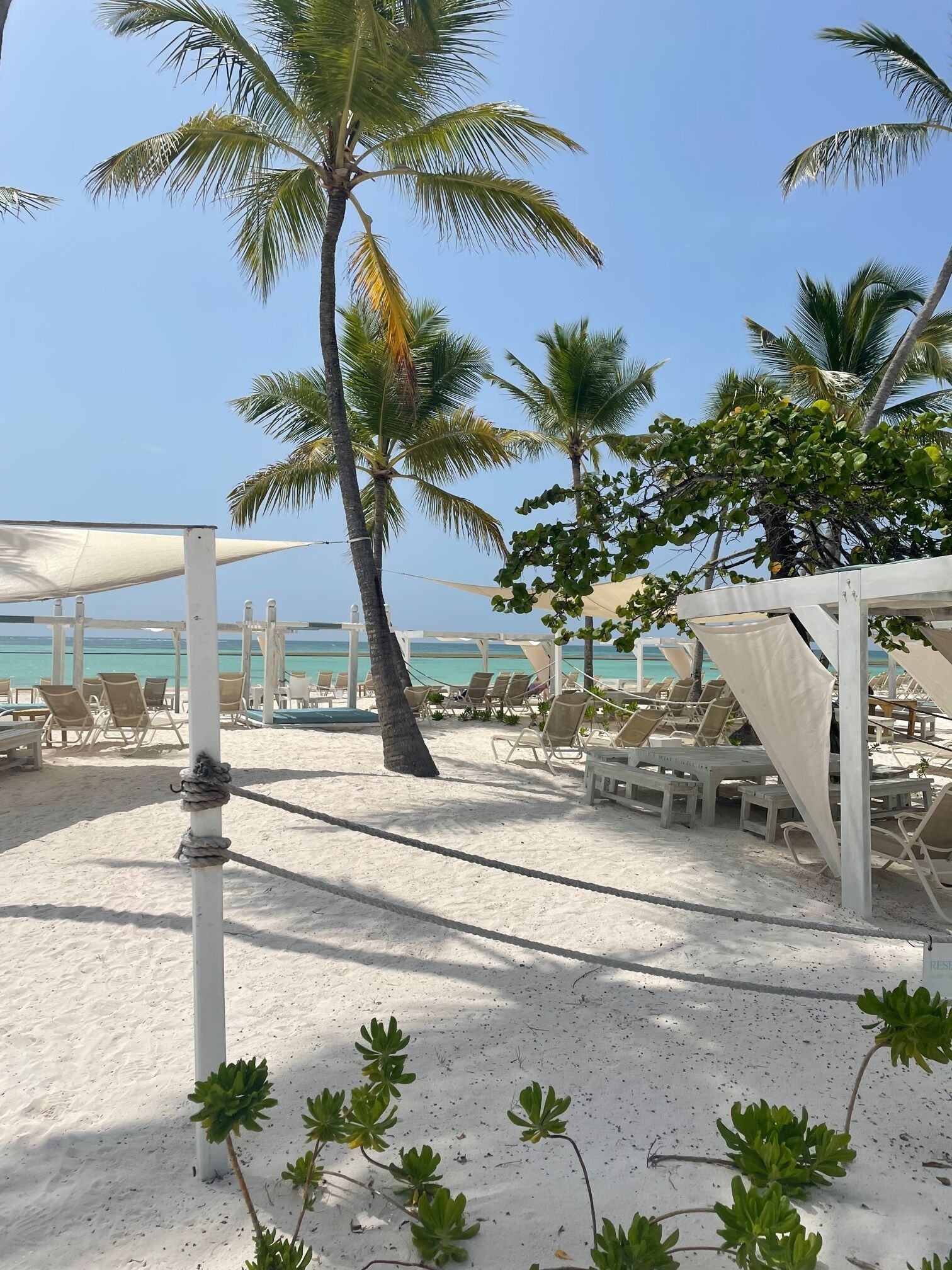 Beach nearby, sun loungers, beach towels