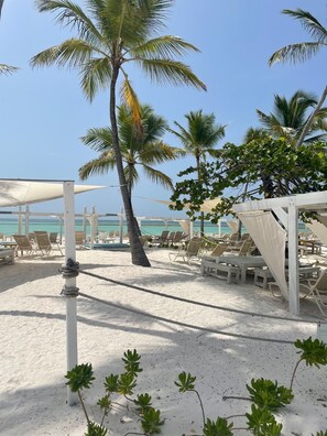 靠近海滩、沙滩椅、沙滩毛巾