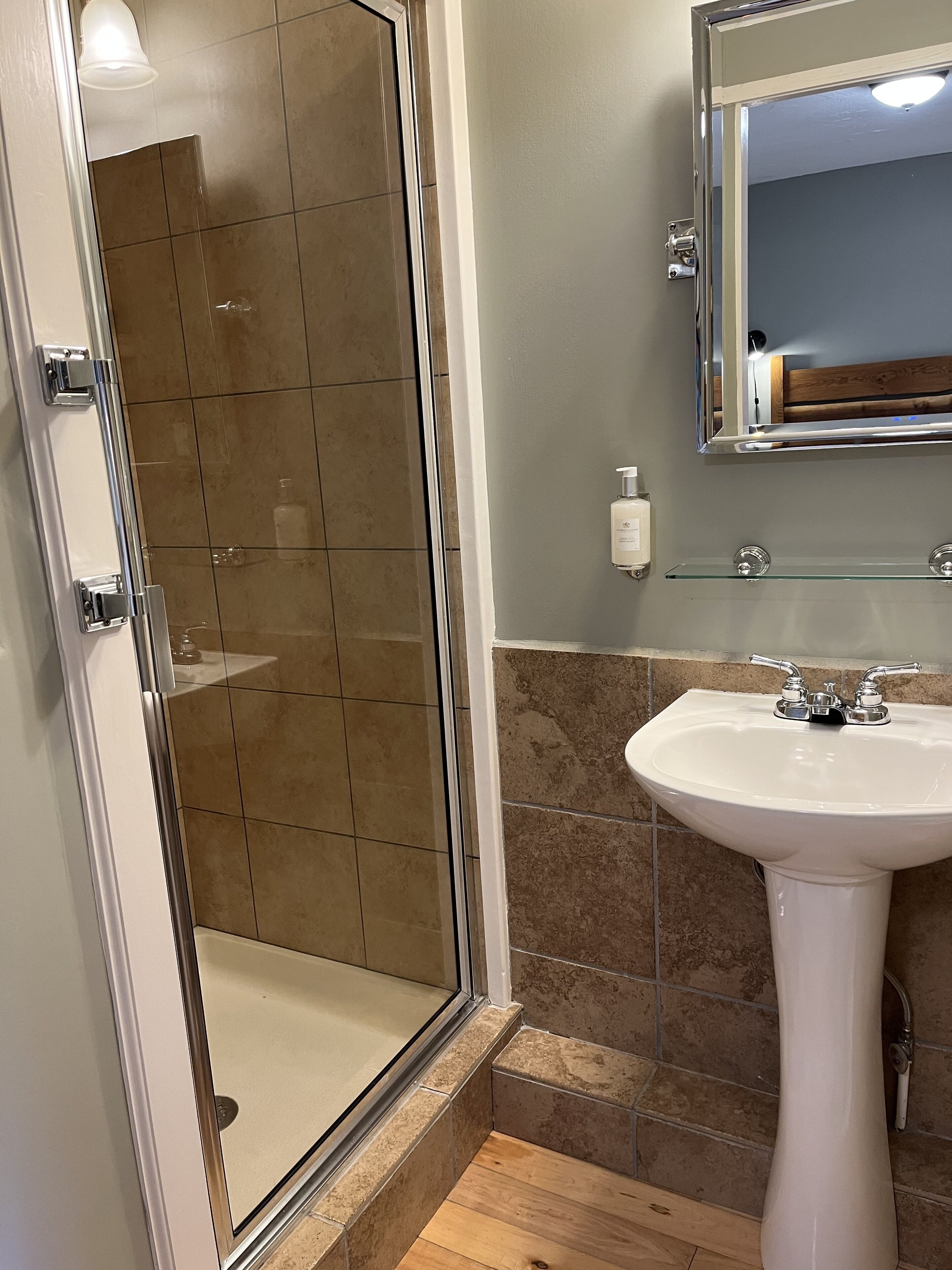 淋浴/盆浴组合、吹风机、毛巾、肥皂