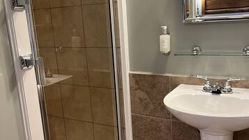 Ensemble baignoire-douche, séchoir à cheveux, serviettes fournies, savon