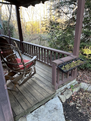 Cottage 1 block from Main St. on historic property.