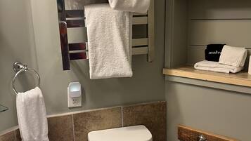 Ensemble douche/baignoire, sĂšche-cheveux, serviettes fournies, savon