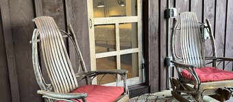 Cottage 1 block from Main St. on historic property.