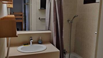 Bathtub, toilet paper