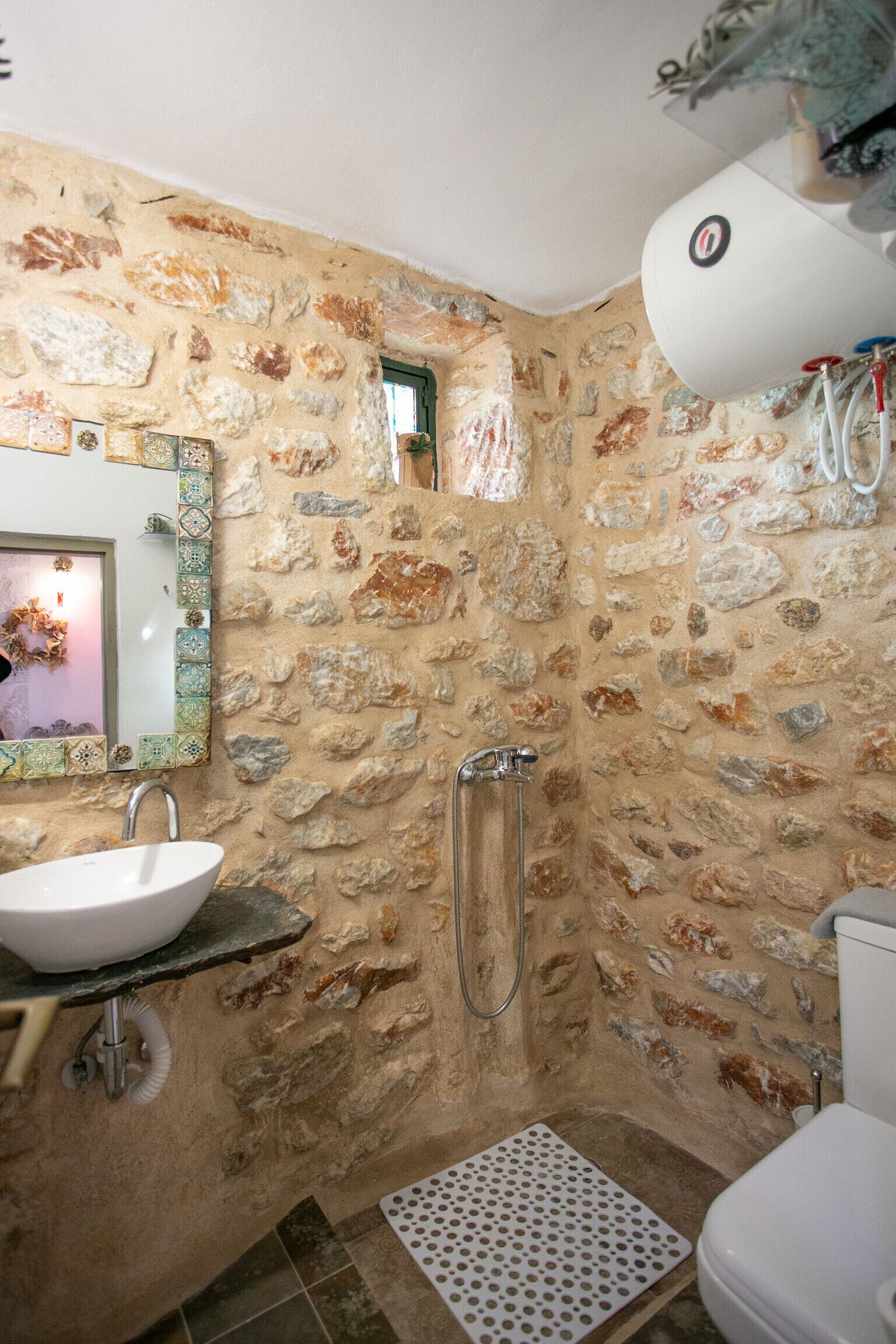 Regadera, secadora de cabello, toallas, papel de baño 