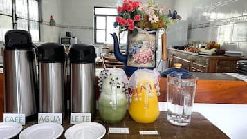 Café da manhã com buffet grátis todos os dias