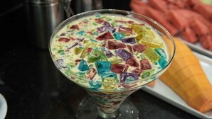 Un postre con trozos coloridos en un vaso.
