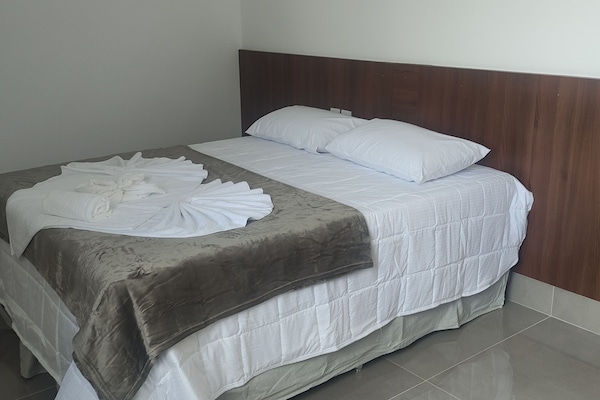 Deluxe-huone | Yksilöllisesti kalustettu, työpöytä, ilmainen Wi-Fi, vuodevaatteet