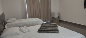 Luxe kamer, 1 twee- of 2 eenpersoonsbedden | Individueel gemeubileerd, een bureau, gratis wifi, beddengoed