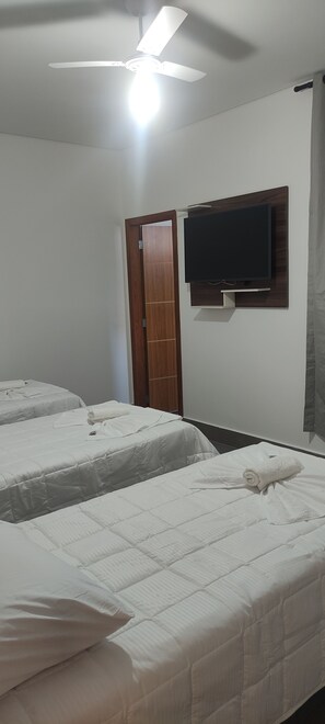 Deluxe driepersoonskamer | Individueel gemeubileerd, een bureau, gratis wifi, beddengoed