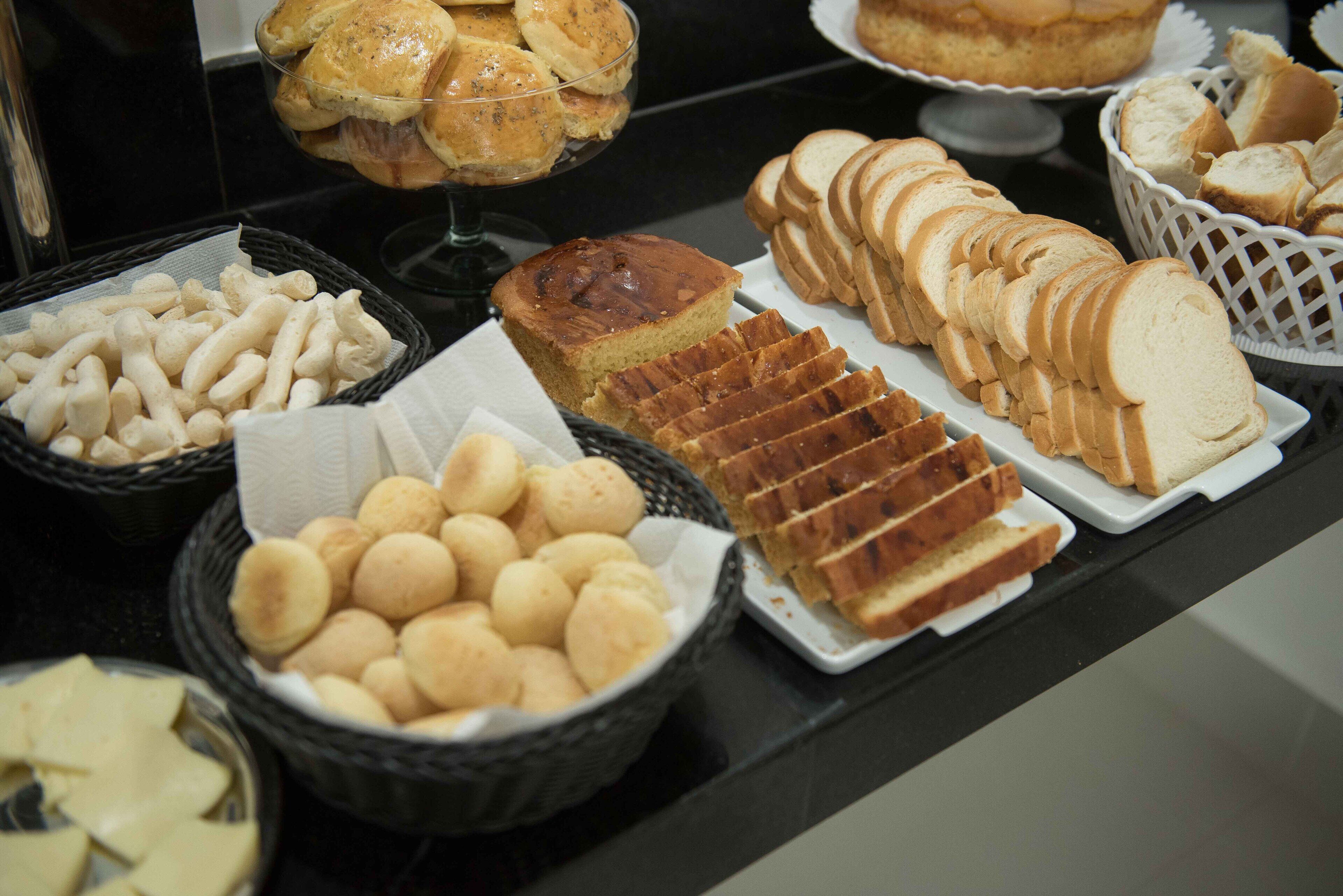 Un buffet proposant une variété de pains, de petits pains et de viennoiseries.
