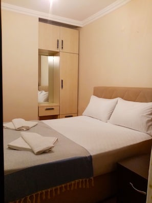 2 Schlafzimmer, hochwertige Bettwaren, Schreibtisch