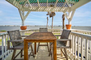 Outdoor dining - 4-bedroom vacation home just 4 minutes to Rockport Beach Park (Rockport)