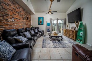 Smart TV - 4-bedroom vacation home just 4 minutes to Rockport Beach Park (Rockport)