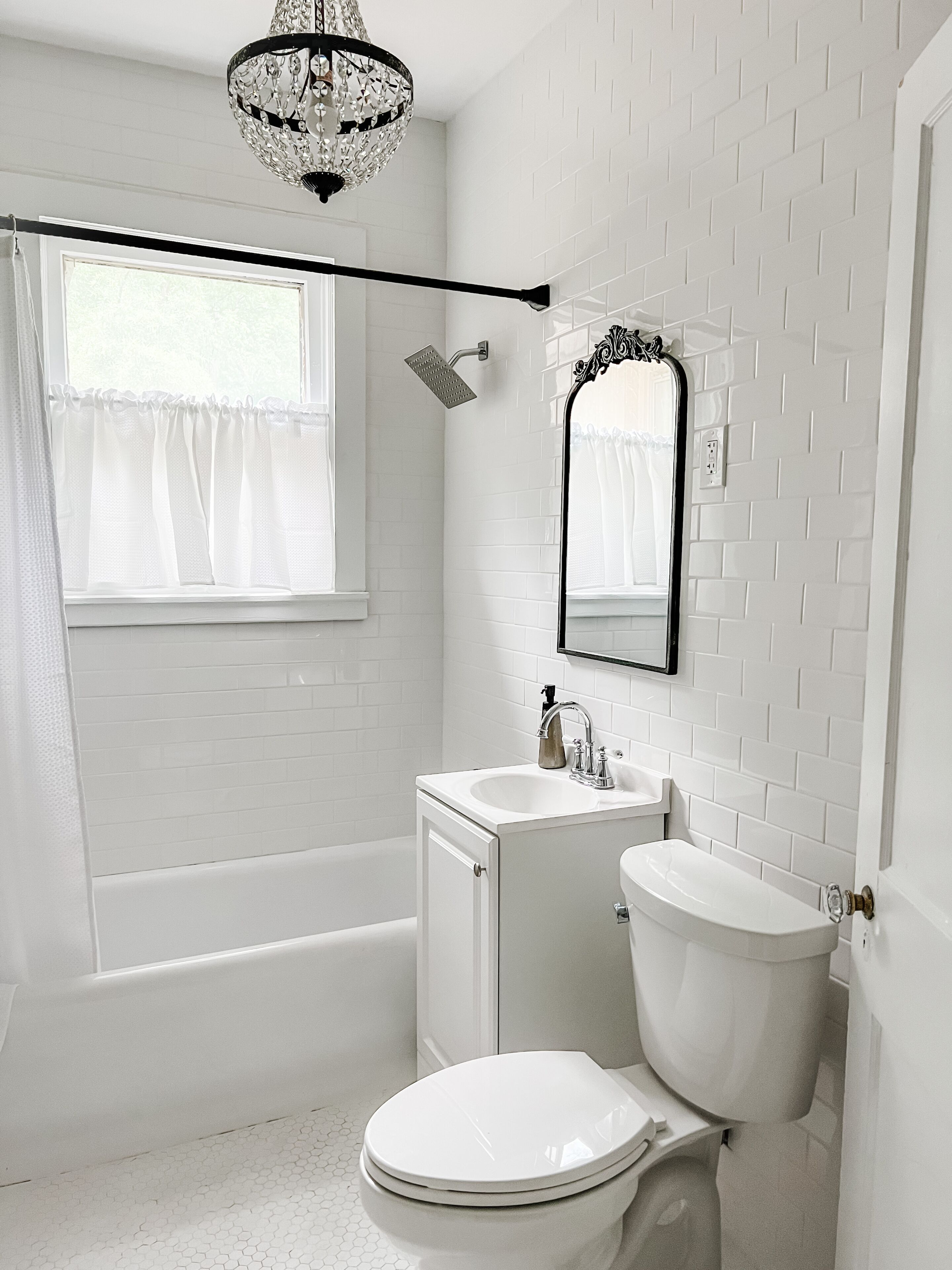 Duschwanne, Haartrockner, Handtücher, Seife