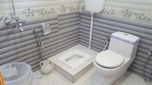 Deluxe Double Room | Bathroom | Shower, free toiletries, towels