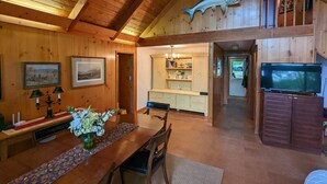 Un interior de madera con comedor, cocina y sala de estar.