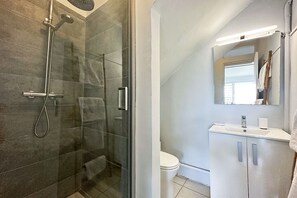 Dusche, Haartrockner, Handtücher
