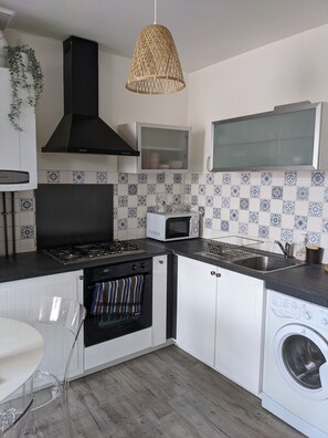 Fridge, oven, stovetop, coffee/tea maker