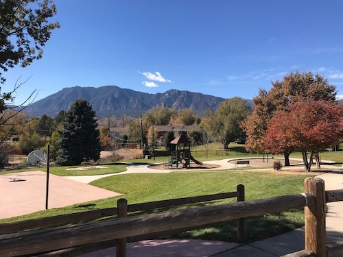 Spacious 3 BDR 2.5 BA House with Hot tub, BBQ, Fire Pit, Night View, Playground